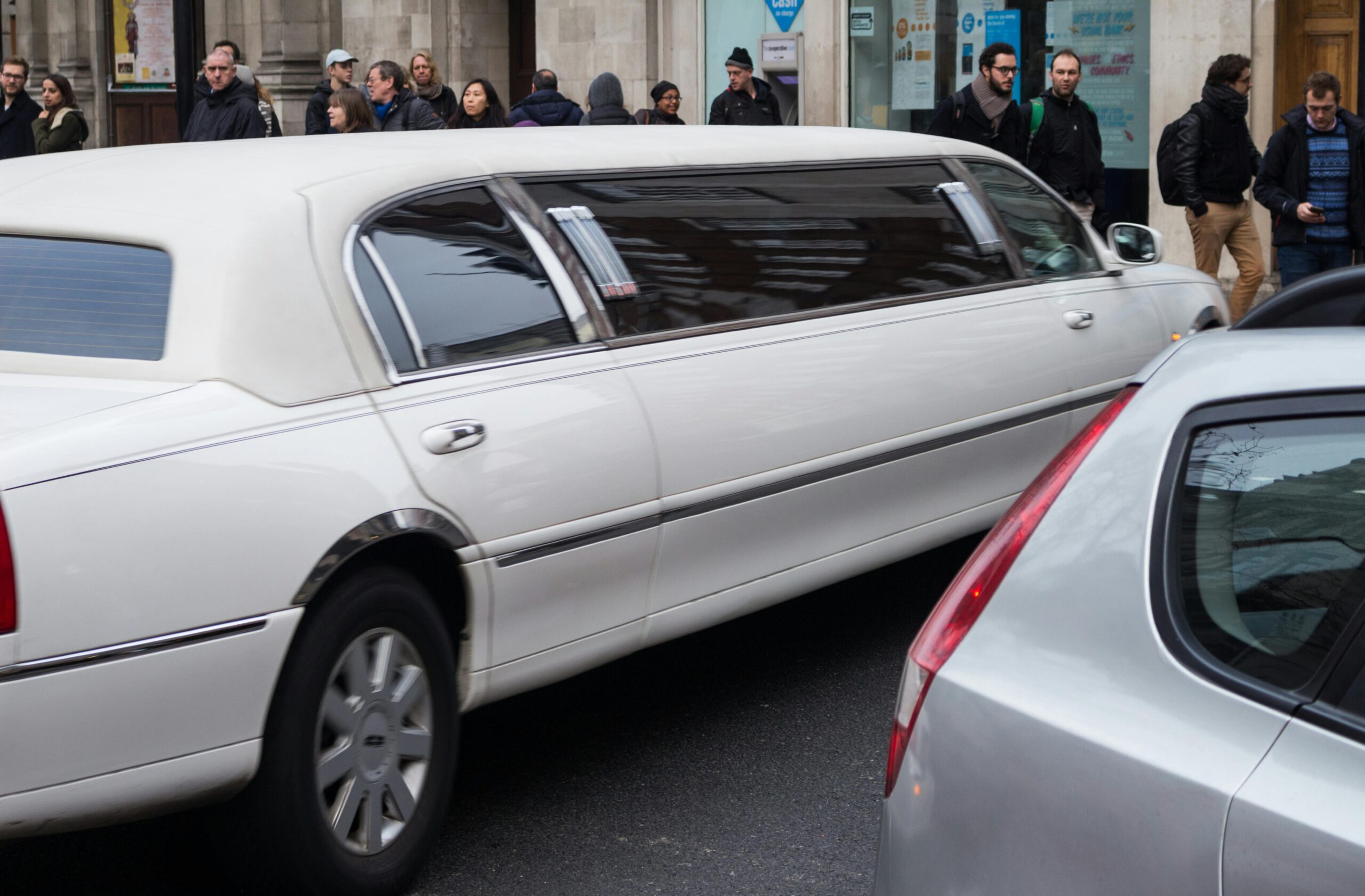 White Limousine parked outside in Toronto waiting for customer. This affordable limo service in Toronto is exclusively for Airoute Limo's appreciated customers.